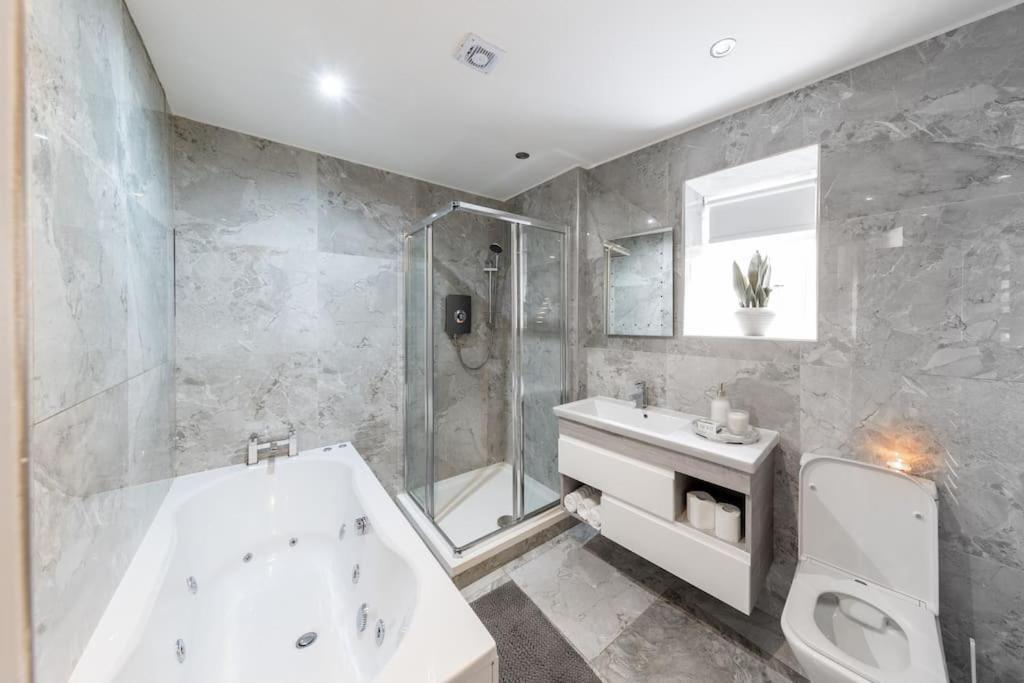 Luxury, Open Plan Apartment Бредфорд Екстер'єр фото